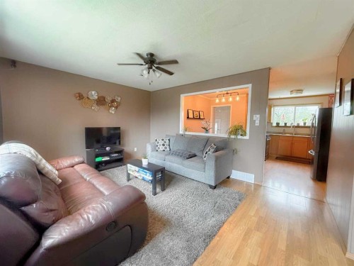 1109 56 Street, Edson, AB - Indoor Photo Showing Living Room