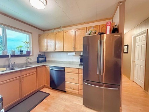 1109 56 Street, Edson, AB - Indoor Photo Showing Kitchen With Double Sink