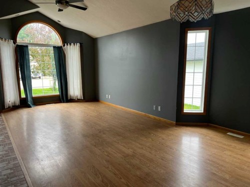 307 8 Avenue, Fox Creek, AB 