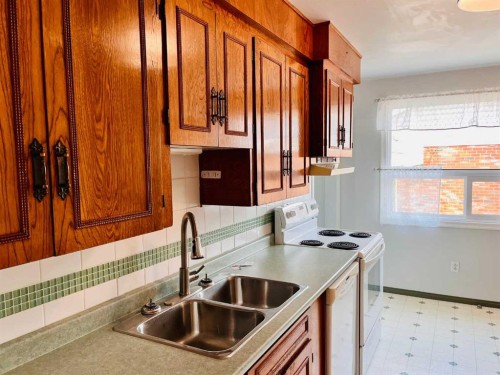 118 Dorin Drive, Hinton, AB - Indoor Photo Showing Kitchen With Double Sink