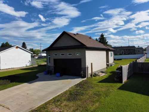 805 7 Avenue, Fox Creek, AB 