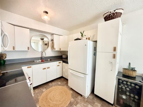 318-457 Collinge Road, Hinton, AB - Indoor Photo Showing Kitchen With Double Sink