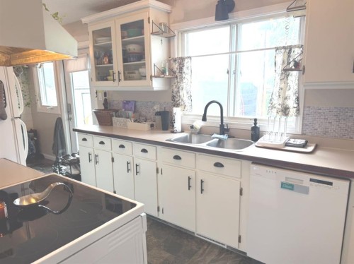 25 Centennial Crescent, Swan Hills, AB - Indoor Photo Showing Kitchen With Double Sink