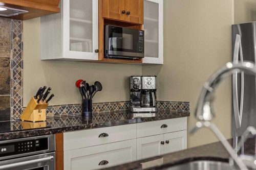 103-191 Kananaskis Way, Canmore, AB - Indoor Photo Showing Kitchen