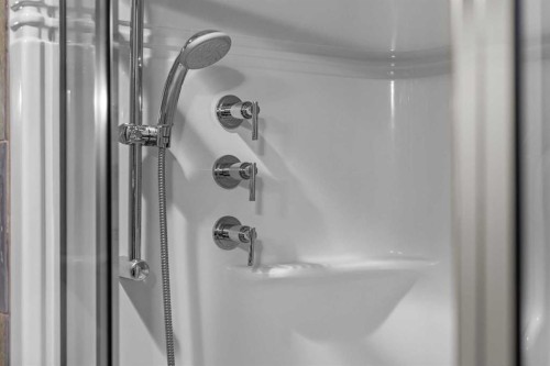 103-191 Kananaskis Way, Canmore, AB - Indoor Photo Showing Bathroom
