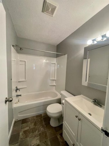 306B-5611 9 Avenue, Edson, AB - Indoor Photo Showing Bathroom