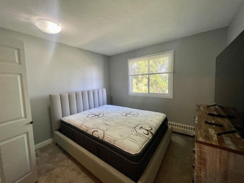 306B-5611 9 Avenue, Edson, AB - Indoor Photo Showing Bedroom
