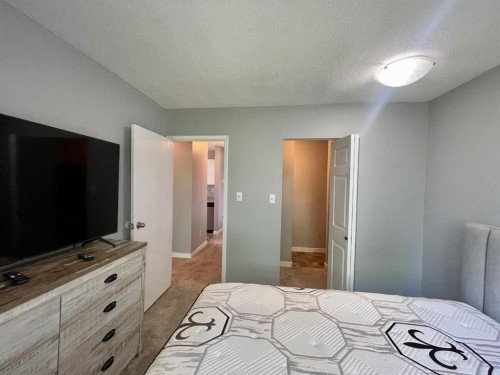306B-5611 9 Avenue, Edson, AB - Indoor Photo Showing Bedroom