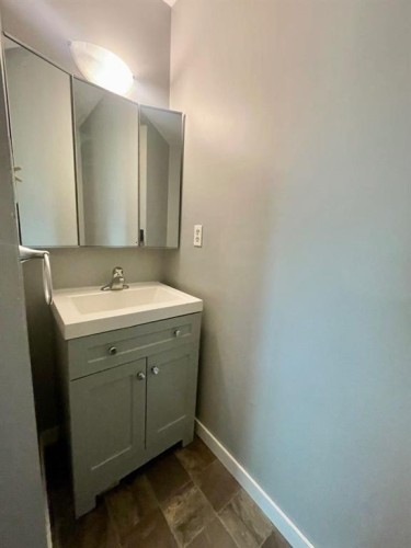 306B-5611 9 Avenue, Edson, AB - Indoor Photo Showing Bathroom