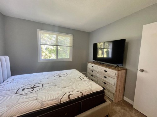 306B-5611 9 Avenue, Edson, AB - Indoor Photo Showing Bedroom
