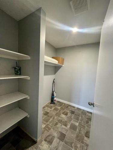 306B-5611 9 Avenue, Edson, AB - Indoor Photo Showing Other Room