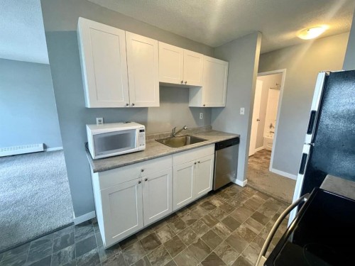 306B-5611 9 Avenue, Edson, AB - Indoor Photo Showing Kitchen