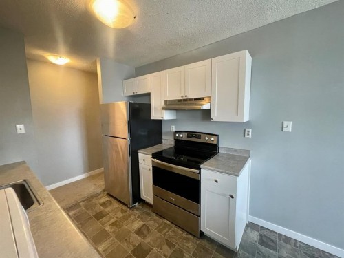 306B-5611 9 Avenue, Edson, AB - Indoor Photo Showing Kitchen