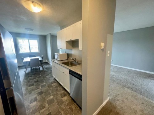 306B-5611 9 Avenue, Edson, AB - Indoor Photo Showing Kitchen