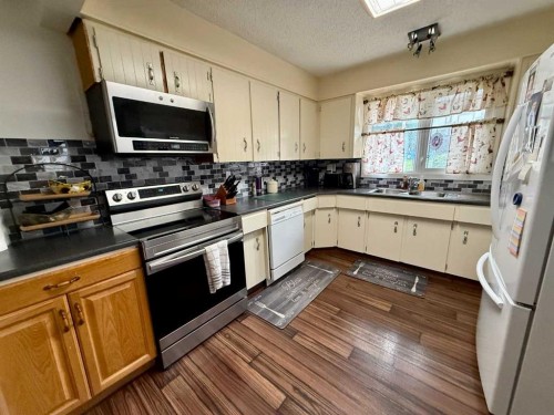 178 Hansen Drive, Hinton, AB - Indoor Photo Showing Kitchen
