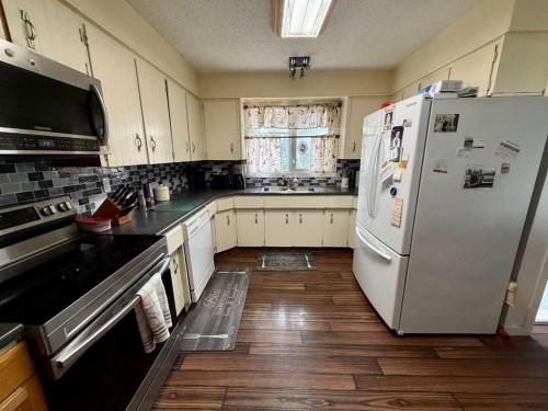 178 Hansen Drive, Hinton, AB - Indoor Photo Showing Kitchen With Double Sink