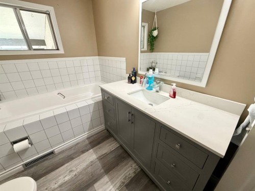 132 Sunwapta Drive, Hinton, AB - Indoor Photo Showing Bathroom