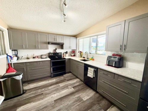 132 Sunwapta Drive, Hinton, AB - Indoor Photo Showing Kitchen