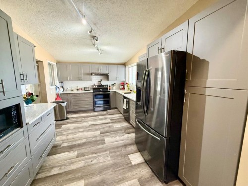 132 Sunwapta Drive, Hinton, AB - Indoor Photo Showing Kitchen With Stainless Steel Kitchen