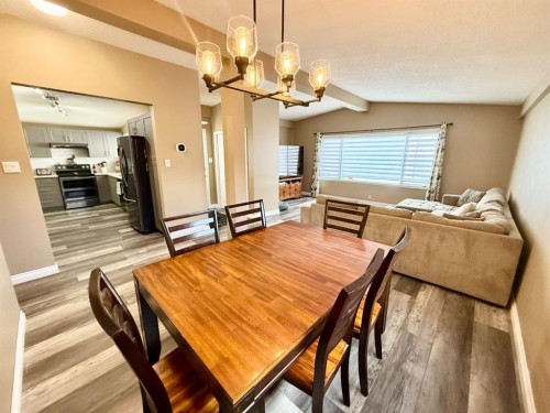 132 Sunwapta Drive, Hinton, AB - Indoor Photo Showing Dining Room