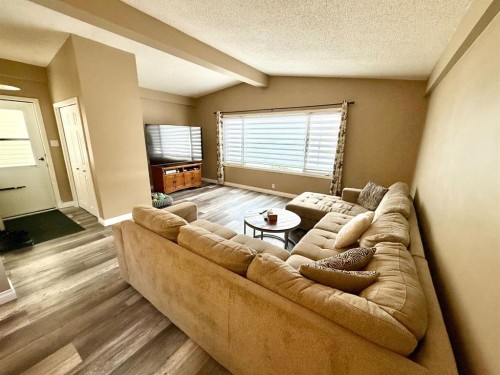 132 Sunwapta Drive, Hinton, AB - Indoor Photo Showing Living Room