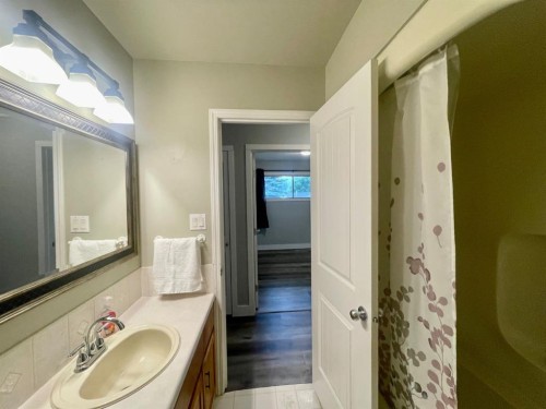 5301 15 Ave, Edson, AB - Indoor Photo Showing Bathroom
