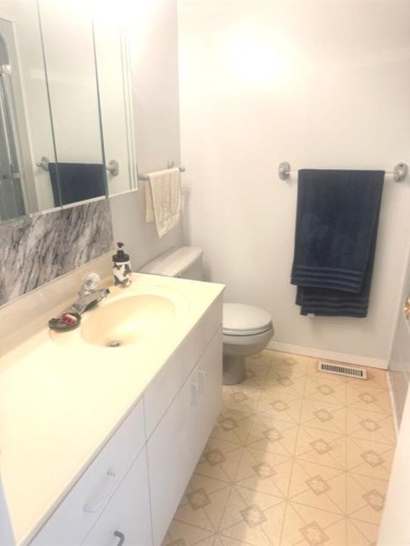 38 Kimzey Crossing, Whitecourt, AB - Indoor Photo Showing Bathroom