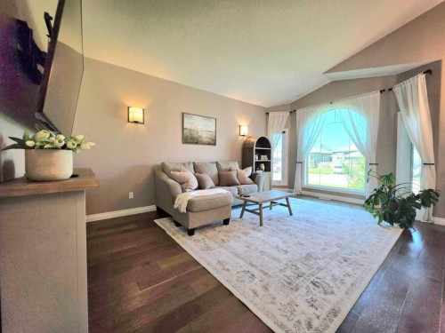 409 13 Street Se, Slave Lake, AB - Indoor Photo Showing Living Room