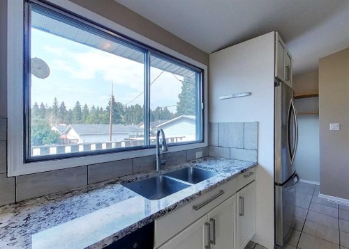 4346 9Th Avenue, Edson, AB - Indoor Photo Showing Kitchen With Double Sink