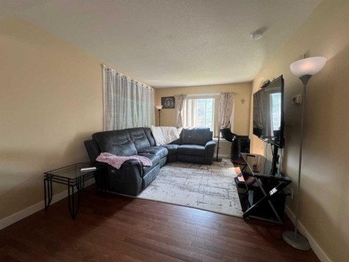 4-6615 5 Avenue, Edson, AB - Indoor Photo Showing Living Room