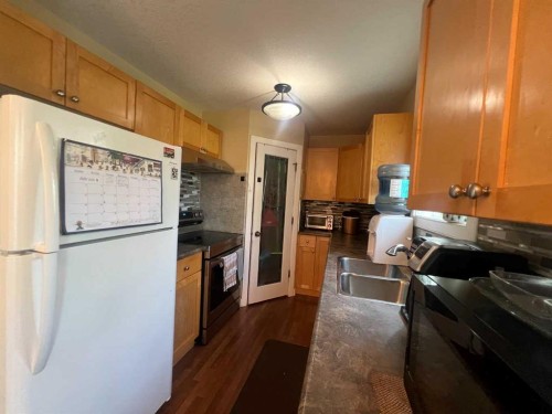 4-6615 5 Avenue, Edson, AB - Indoor Photo Showing Kitchen With Double Sink