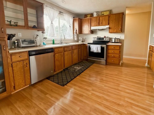 25 Wedow Drive, Whitecourt, AB - Indoor Photo Showing Kitchen