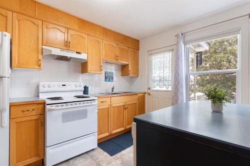 36 Poplar Crescent, Springbrook, AB - Indoor Photo Showing Kitchen With Double Sink