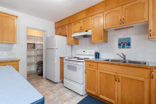 36 Poplar Crescent, Springbrook, AB - Indoor Photo Showing Kitchen With Double Sink