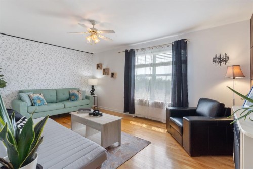 36 Poplar Crescent, Springbrook, AB - Indoor Photo Showing Living Room