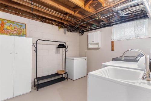 36 Poplar Crescent, Springbrook, AB - Indoor Photo Showing Laundry Room