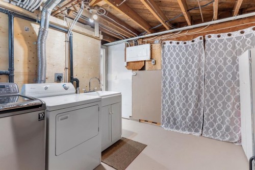 36 Poplar Crescent, Springbrook, AB - Indoor Photo Showing Laundry Room