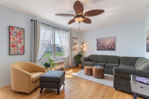 36 Poplar Crescent, Springbrook, AB - Indoor Photo Showing Living Room