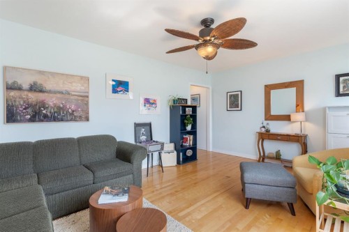 36 Poplar Crescent, Springbrook, AB - Indoor Photo Showing Living Room