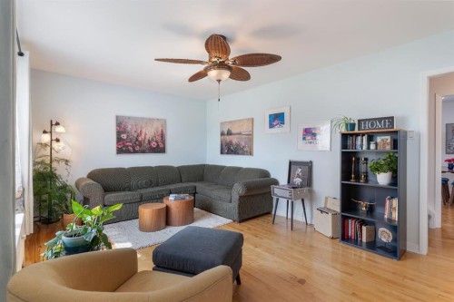 36 Poplar Crescent, Springbrook, AB - Indoor Photo Showing Living Room