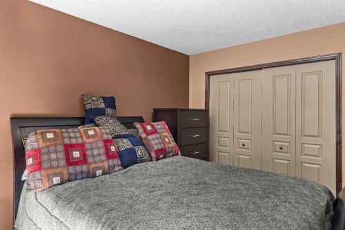 202-108 Armstrong Place, Canmore, AB - Indoor Photo Showing Bedroom