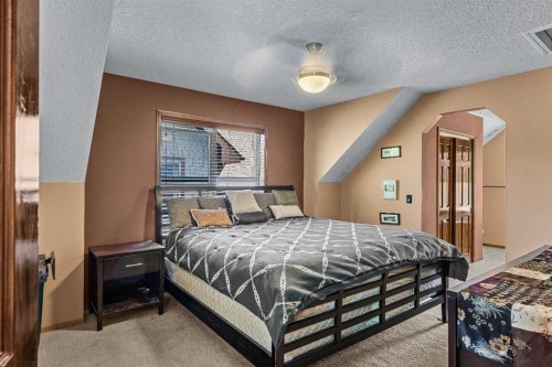 202-108 Armstrong Place, Canmore, AB - Indoor Photo Showing Bedroom