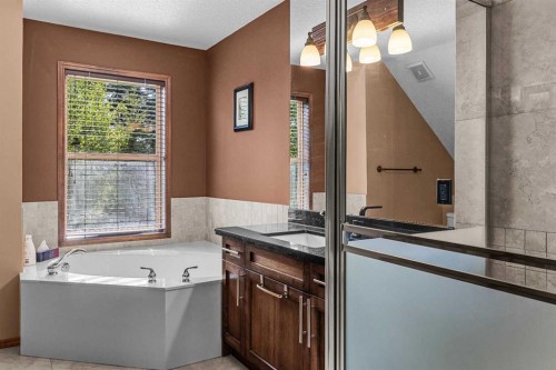 202-108 Armstrong Place, Canmore, AB - Indoor Photo Showing Bathroom
