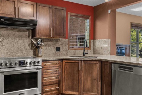 202-108 Armstrong Place, Canmore, AB - Indoor Photo Showing Kitchen