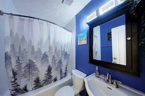 1402 Edson Drive, Edson, AB - Indoor Photo Showing Bathroom