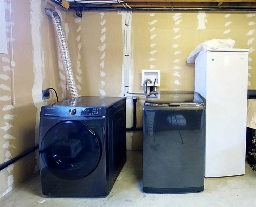 1402 Edson Drive, Edson, AB - Indoor Photo Showing Laundry Room