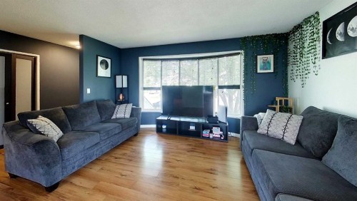 1402 Edson Drive, Edson, AB - Indoor Photo Showing Living Room