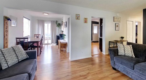 1402 Edson Drive, Edson, AB - Indoor Photo Showing Living Room
