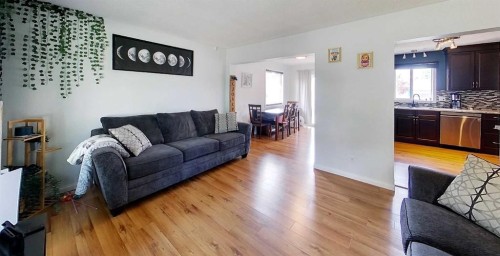 1402 Edson Drive, Edson, AB - Indoor Photo Showing Living Room