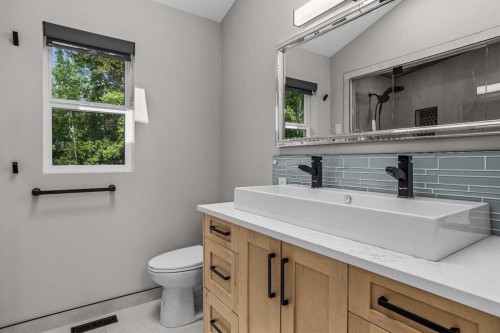 610 Larch Place, Canmore, AB - Indoor Photo Showing Bathroom